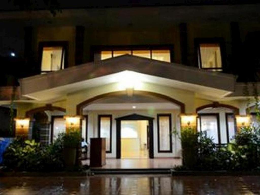 סוראבאיה Grand Sumatera Hotel מראה חיצוני תמונה