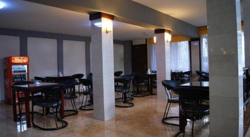 סוראבאיה Grand Sumatera Hotel מראה חיצוני תמונה
