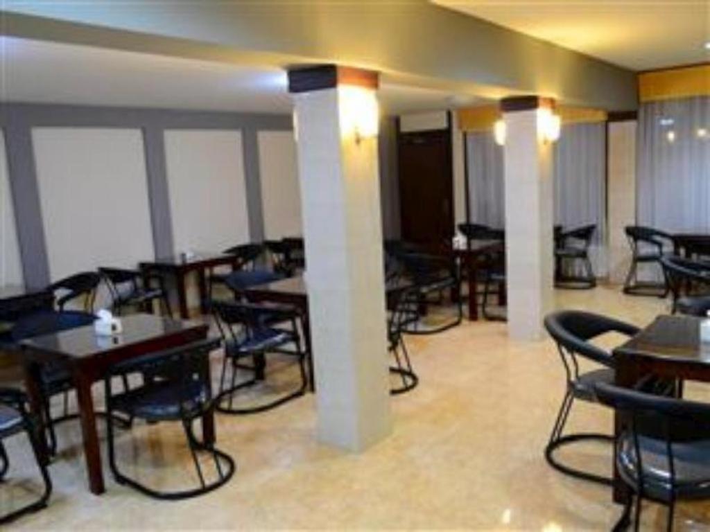 סוראבאיה Grand Sumatera Hotel מראה חיצוני תמונה