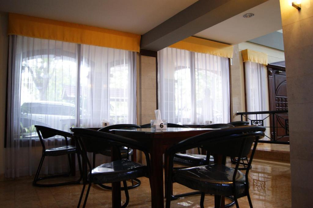 סוראבאיה Grand Sumatera Hotel מראה חיצוני תמונה